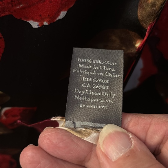 Gorgeous Vincent Camuto red rose Silk scarf 18” x72” - Picture 4 of 6